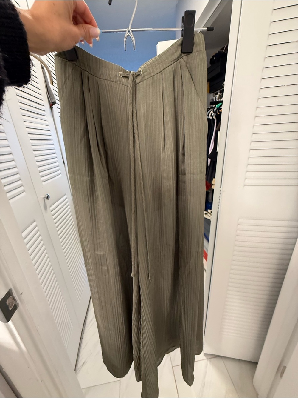bebe Olive-Tone Wide Leg Pleated Pants